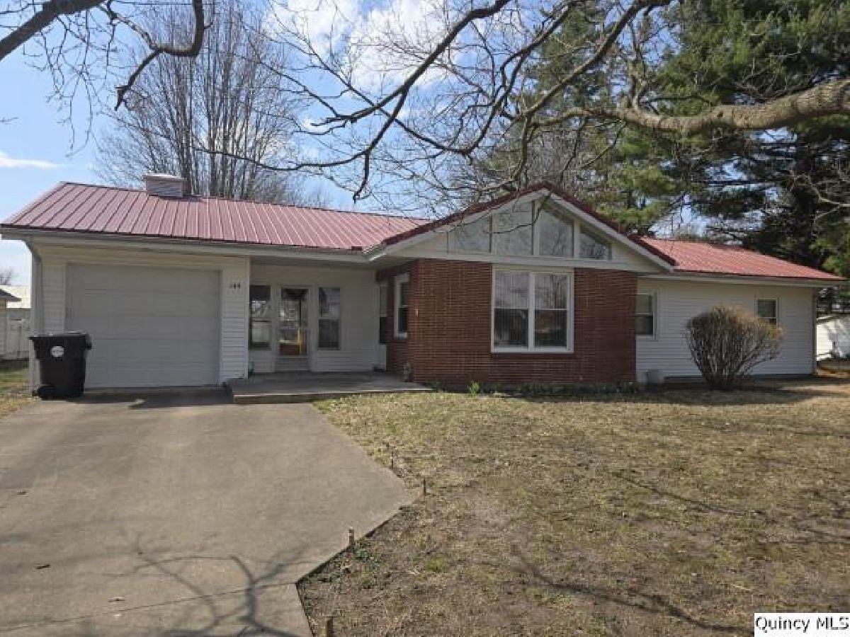  For Sale Bowen Illinois, 105 Clermont St
