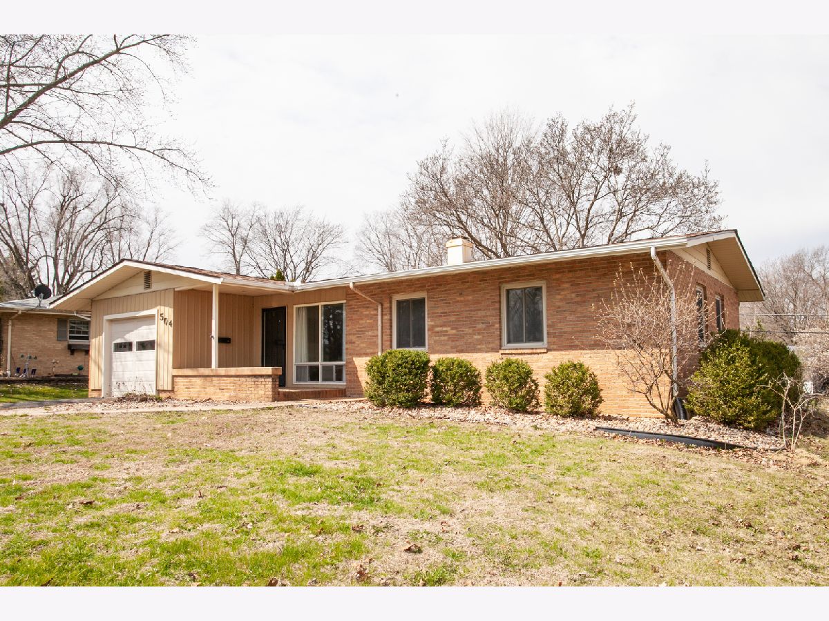 Homes & Condos & Townhomes For Sale Fairway Knolls Bloomington Illinois, 504 Radliff Road