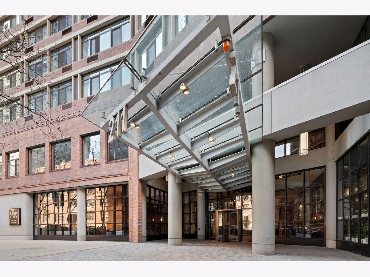 Condominiums For Sale Grand Ohio Chicago Illinois, 211 Ohio Street