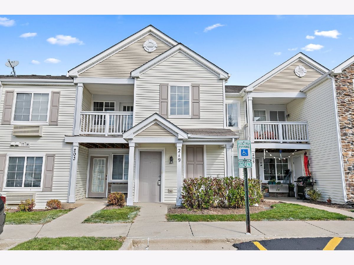 Townhomes & Condos Rented Silverstone Lake Carpentersville Illinois, 219 Silverstone
