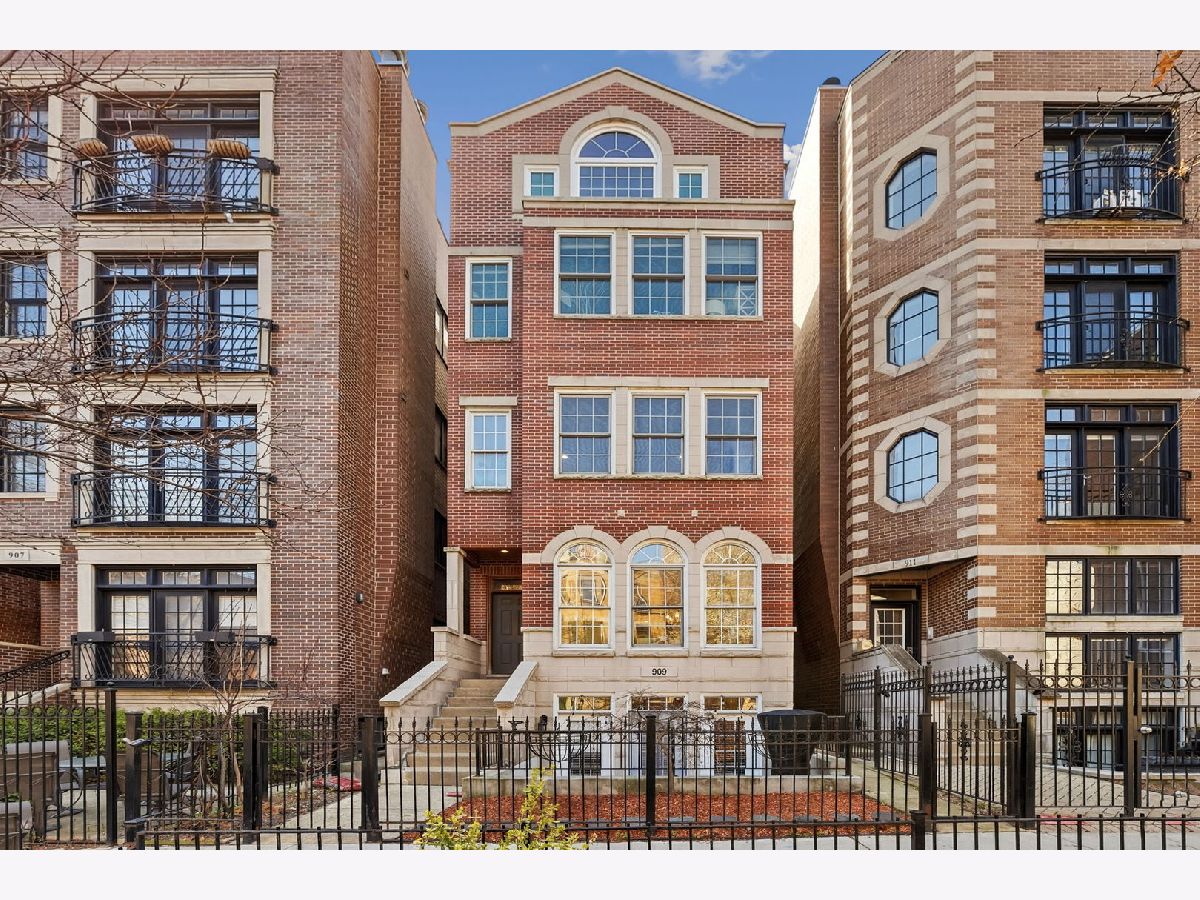  For Sale Chicago Illinois, 909 Roscoe Street