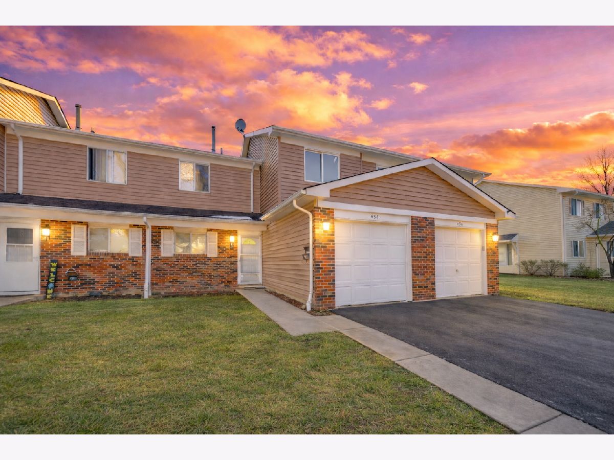 Townhomes & Condos & Homes For Sale Newport Village Carol Stream Illinois, 454 Esselen Court