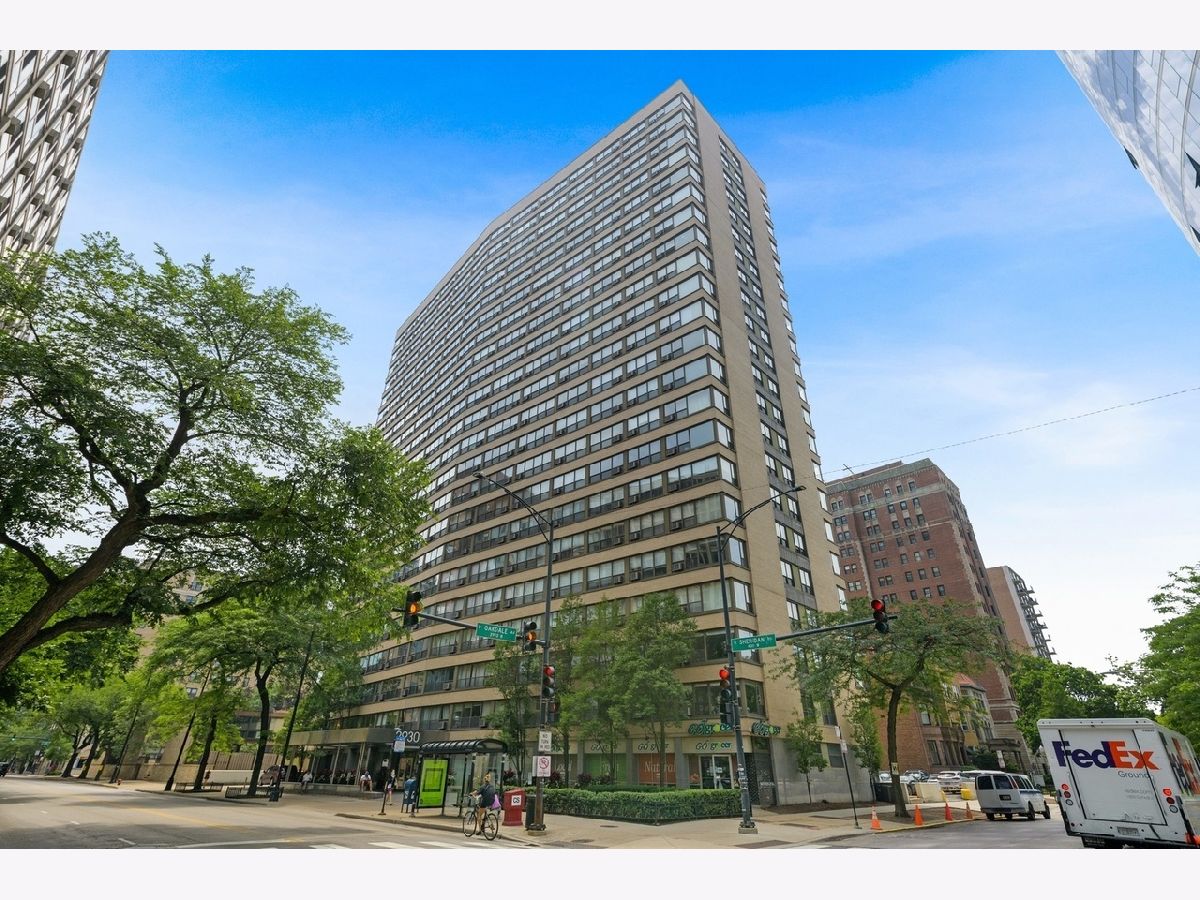  For Sale Chicago Illinois, 2930 Sheridan Road