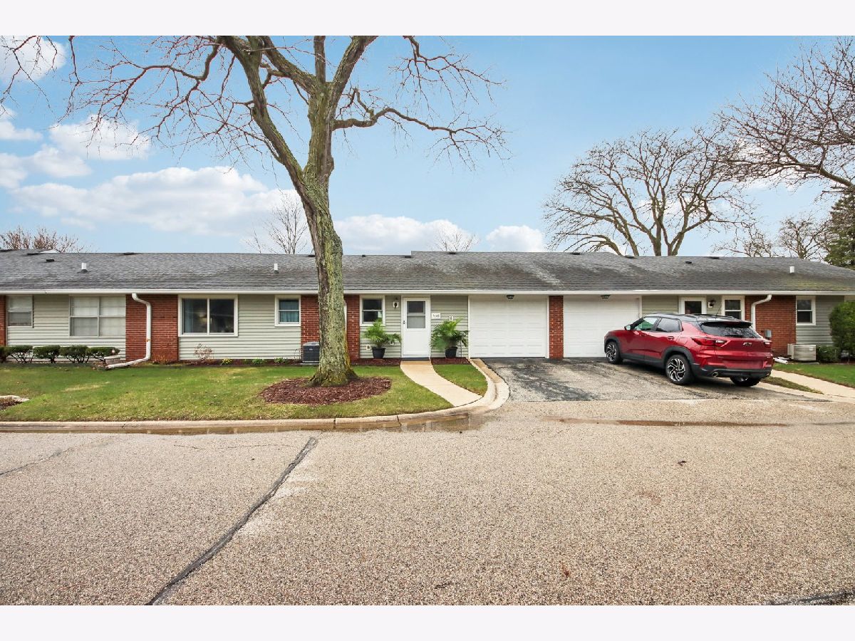 Townhomes & Condos & Homes For Sale Leisure Village Fox Lake Illinois, 7405 Chevy Chase Court