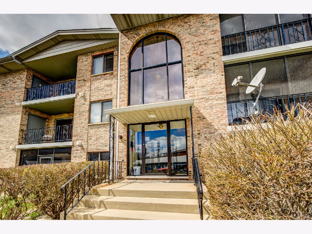  For Sale Crestwood Illinois, 13240 Circle Drive Parkway