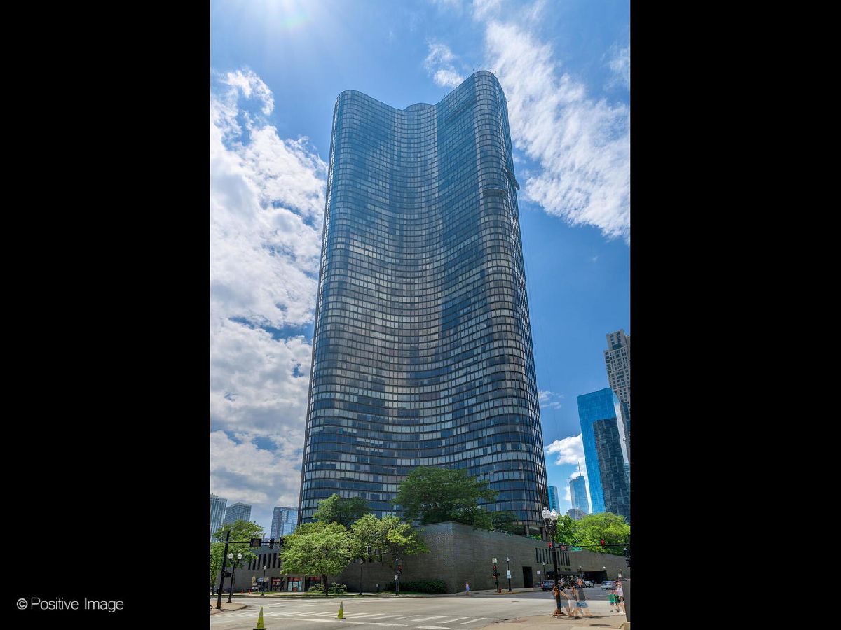 Condominiums For Sale Lake Point Tower Chicago Illinois, 505 Lake Shore Drive