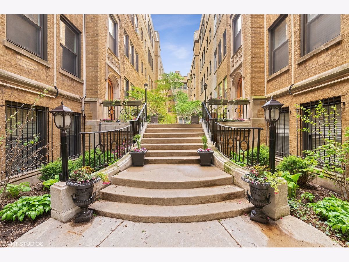  For Sale Chicago Illinois, 640 Waveland Avenue