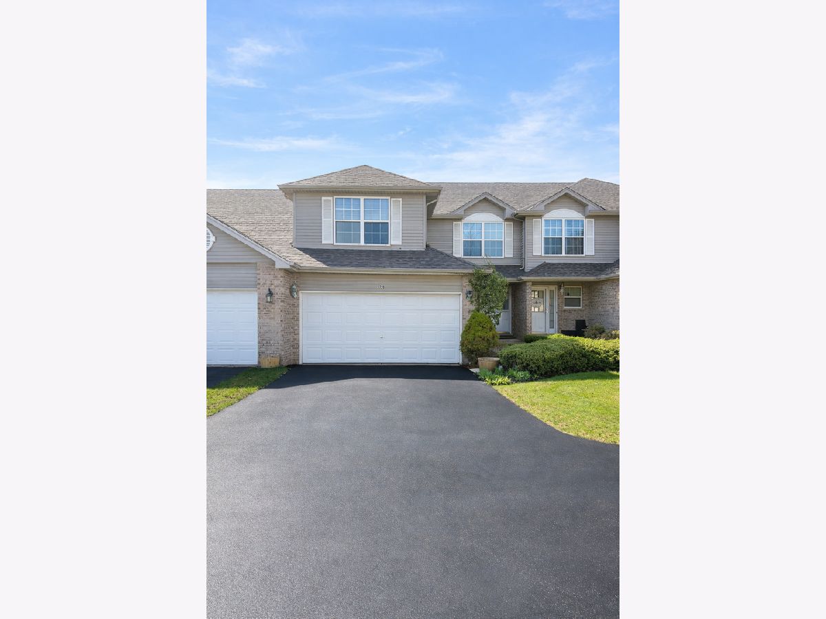 Townhomes & Homes For Sale Waterford Pointe Joliet Illinois, 4725 Orrefors Court