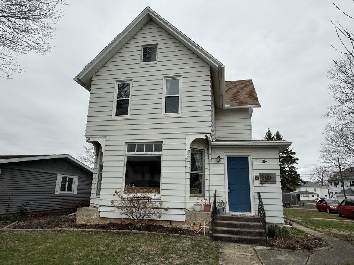  For Sale Milledgeville Illinois, 300 Holcomb Avenue