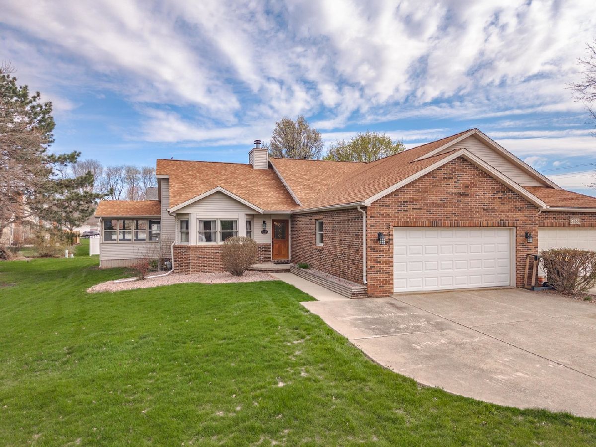 Homes & Condos & Townhomes For Sale Crestwicke Bloomington Illinois, 8627 Oakmont Road