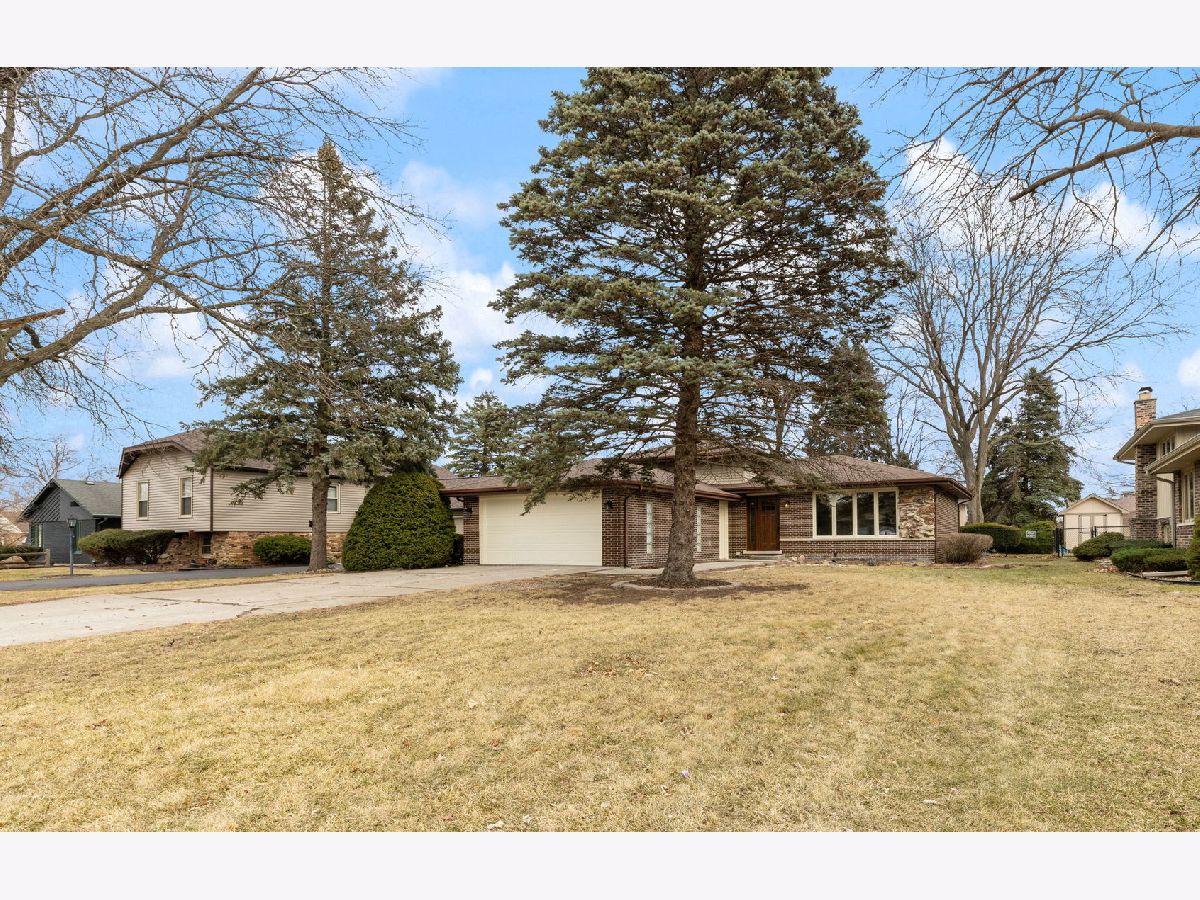  For Sale Willow Springs Illinois, 8518 Candlelight West Drive