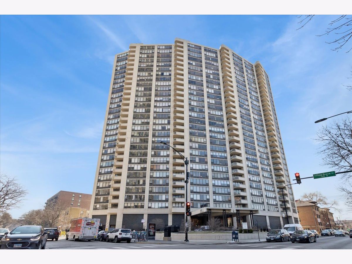 Condominiums For Sale Lake Park Plaza Chicago Illinois, 3930 Pine Grove Avenue
