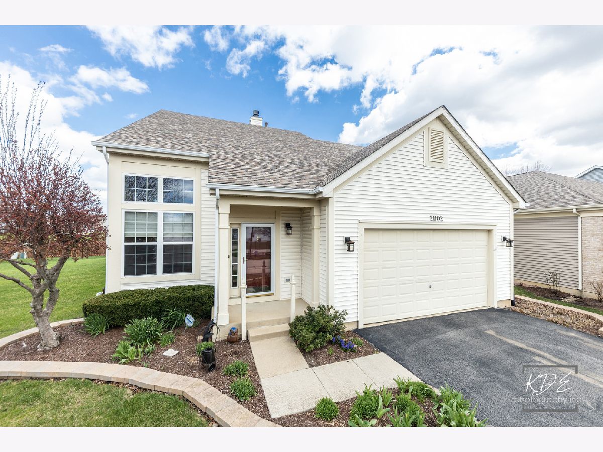 Townhomes & Condos & Homes For Sale Carillon Lakes Crest Hill Illinois, 21102 Windsor Lake Way