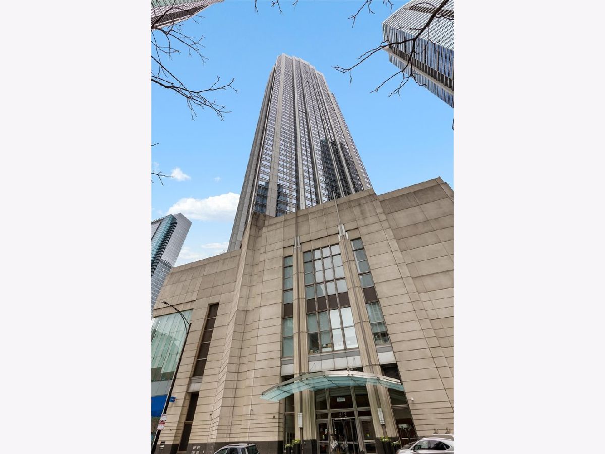 Condos & Townhomes For Sale Residences At River East Chicago Illinois, 512 Mcclurg Court