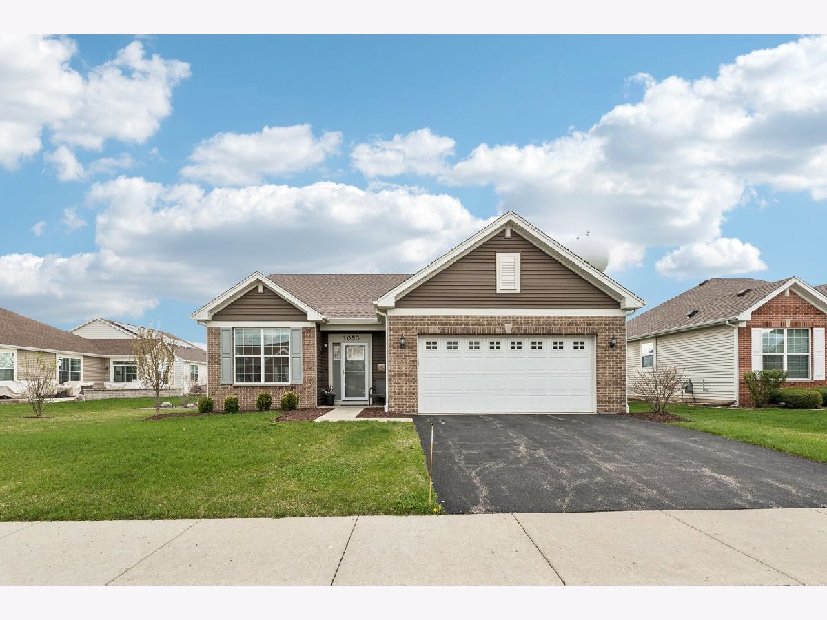  For Sale Crystal Lake Illinois, 1053 Honey Locust Drive