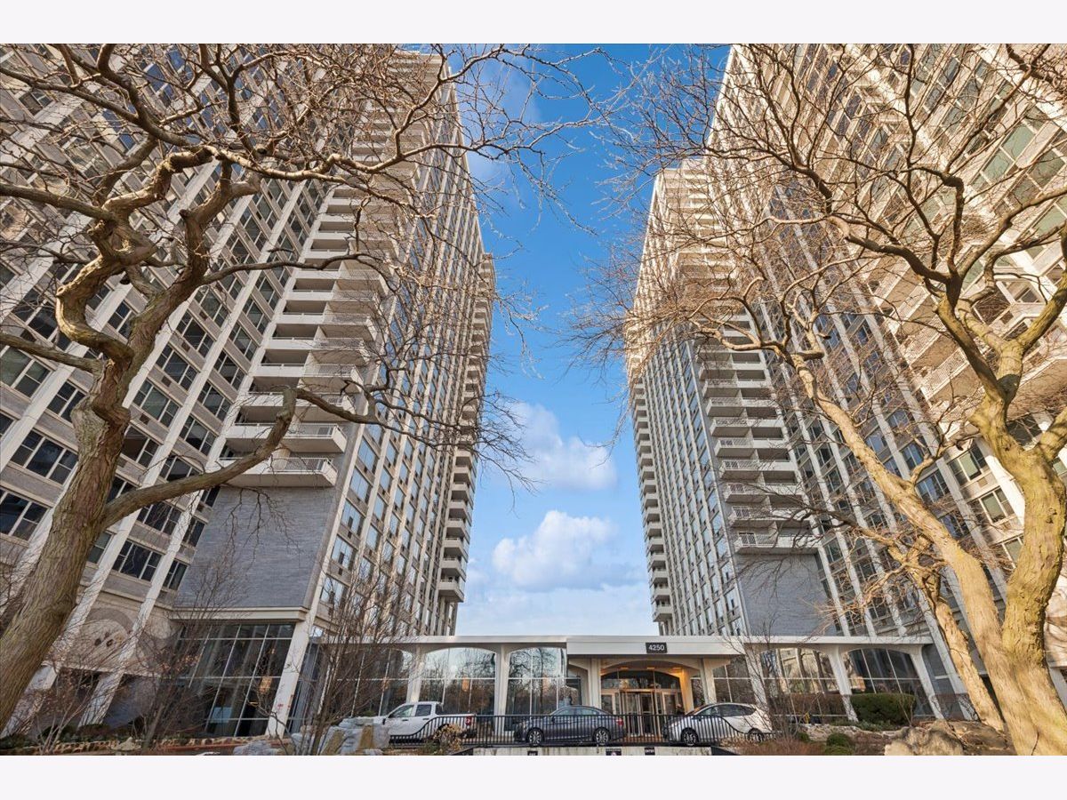 Condominiums For Sale Imperial Towers Chicago Illinois, 4250 Marine Drive