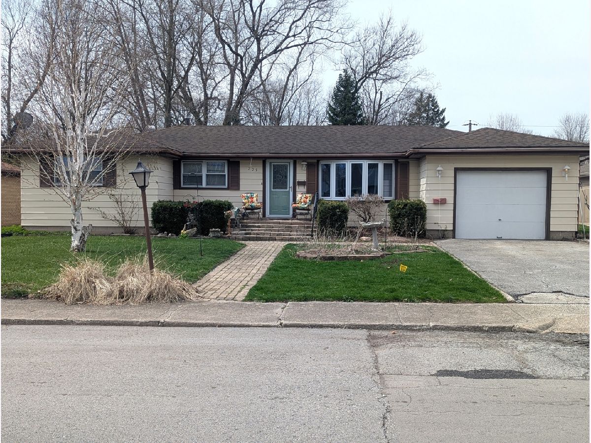  For Sale Momence Illinois, 209 Hickory Lane