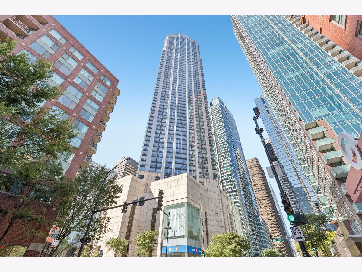 Condos & Townhomes For Sale Residences At River East Chicago Illinois, 512 Mcclurg Court