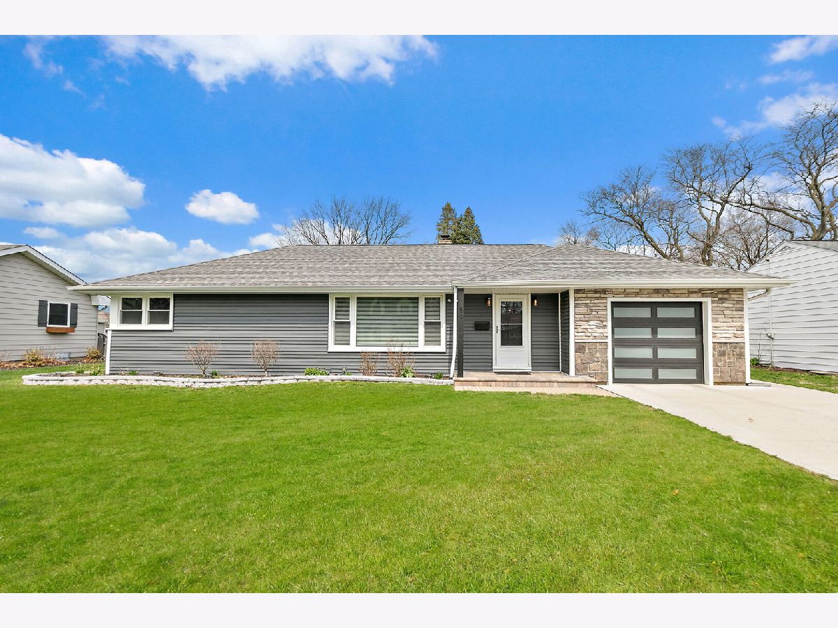  For Sale East Dundee Illinois, 639 Braeburn Road