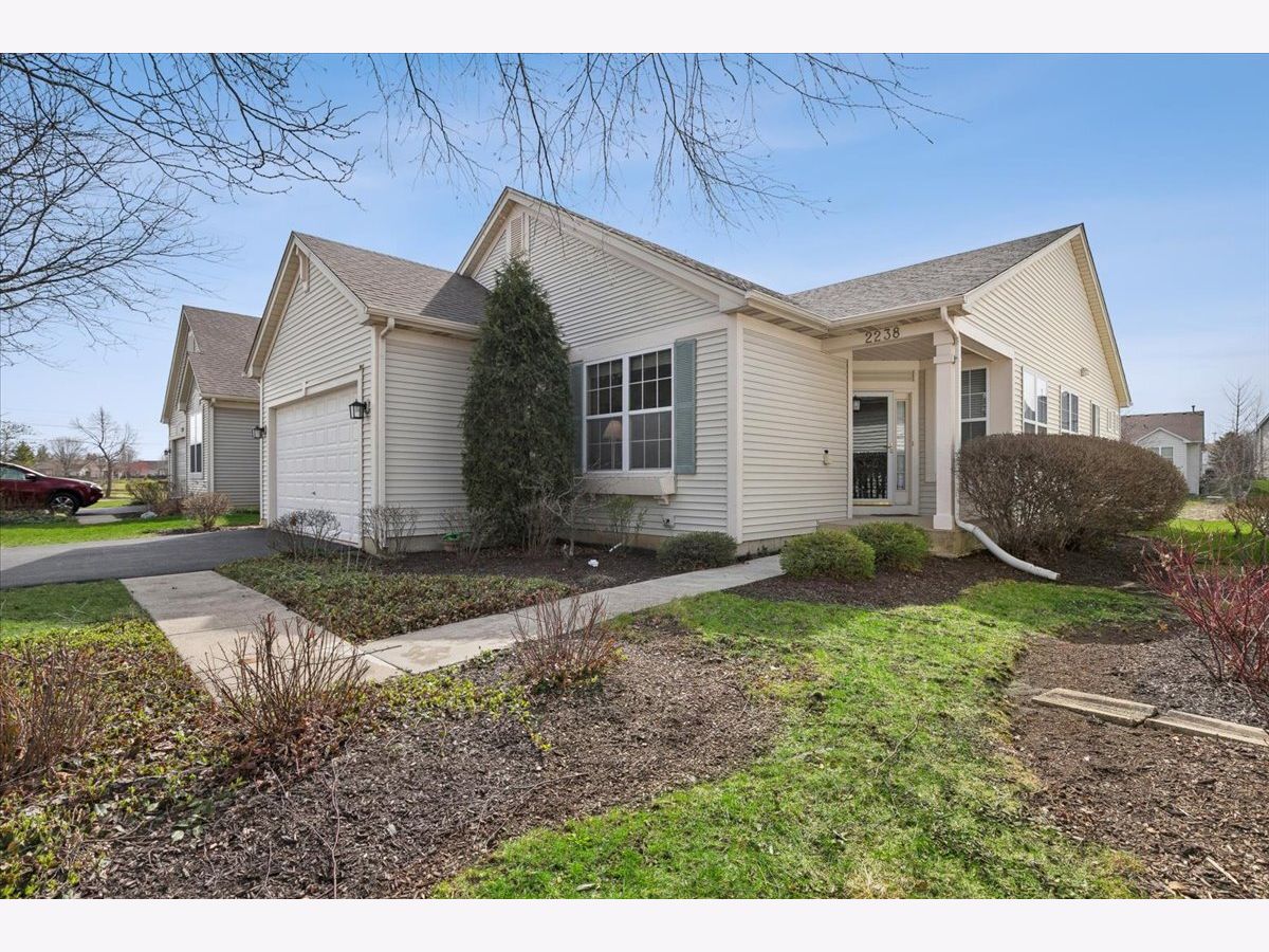 Townhomes & Homes For Sale Carillon North Grayslake Illinois, 2238 Carillon Drive