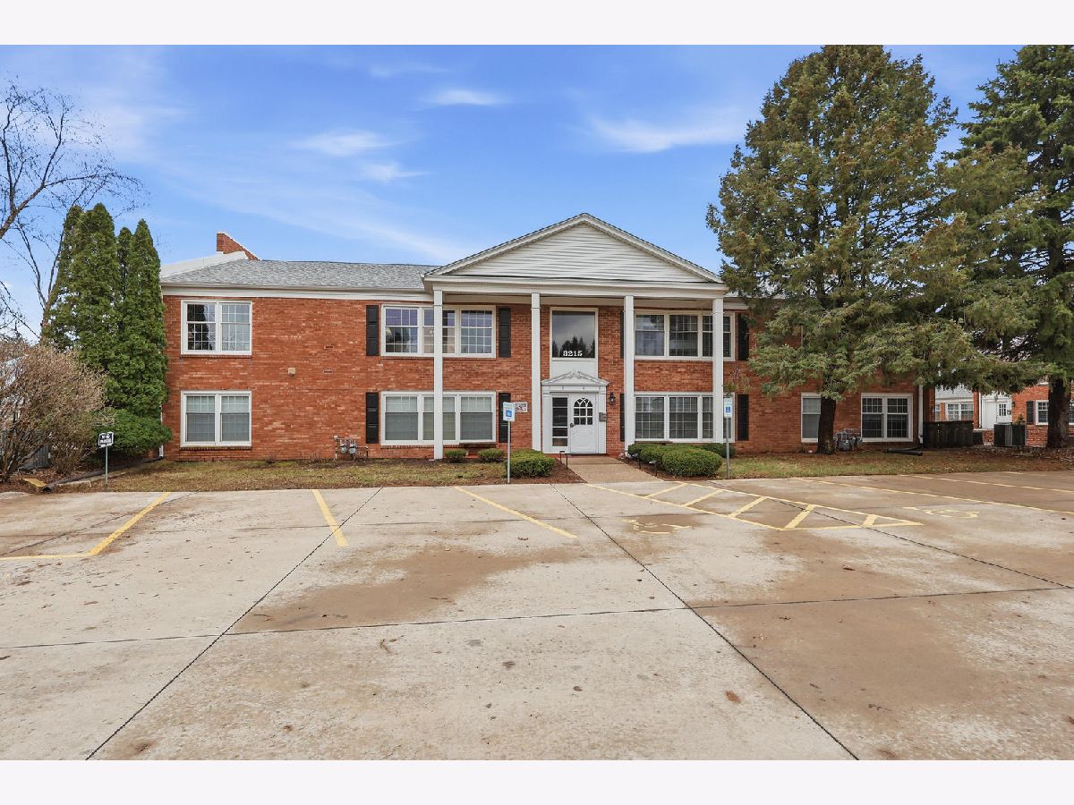 Condos & Townhomes For Sale The Carriage Club Condos Davenport Iowa, 3215 Locust Street