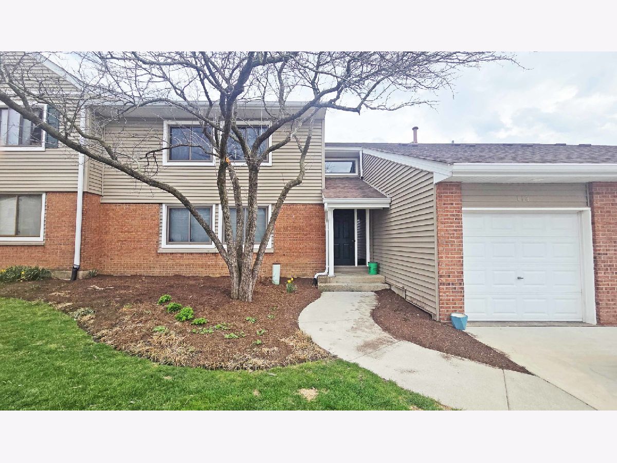 Townhomes & Condos For Sale Hidden Lake Village Buffalo Grove Illinois, 111 Autumn Court