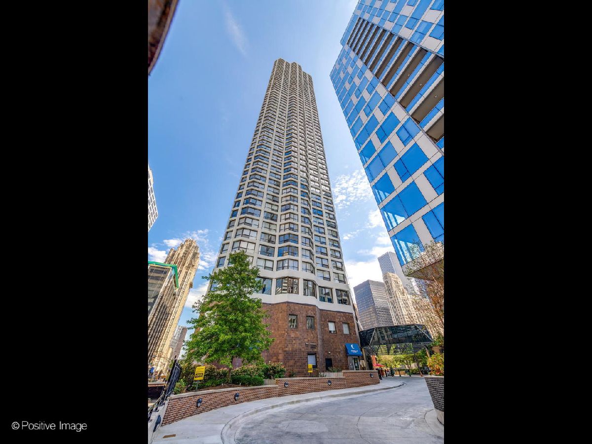 Condominiums For Sale River Plaza Chicago Illinois, 405 Wabash Avenue