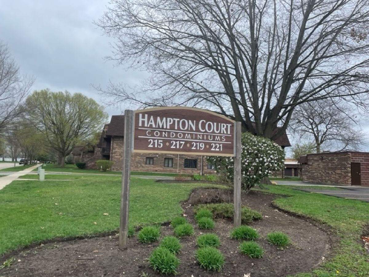 Condominiums For Sale Hampton Court Crystal Lake Illinois, 215 Uteg Street