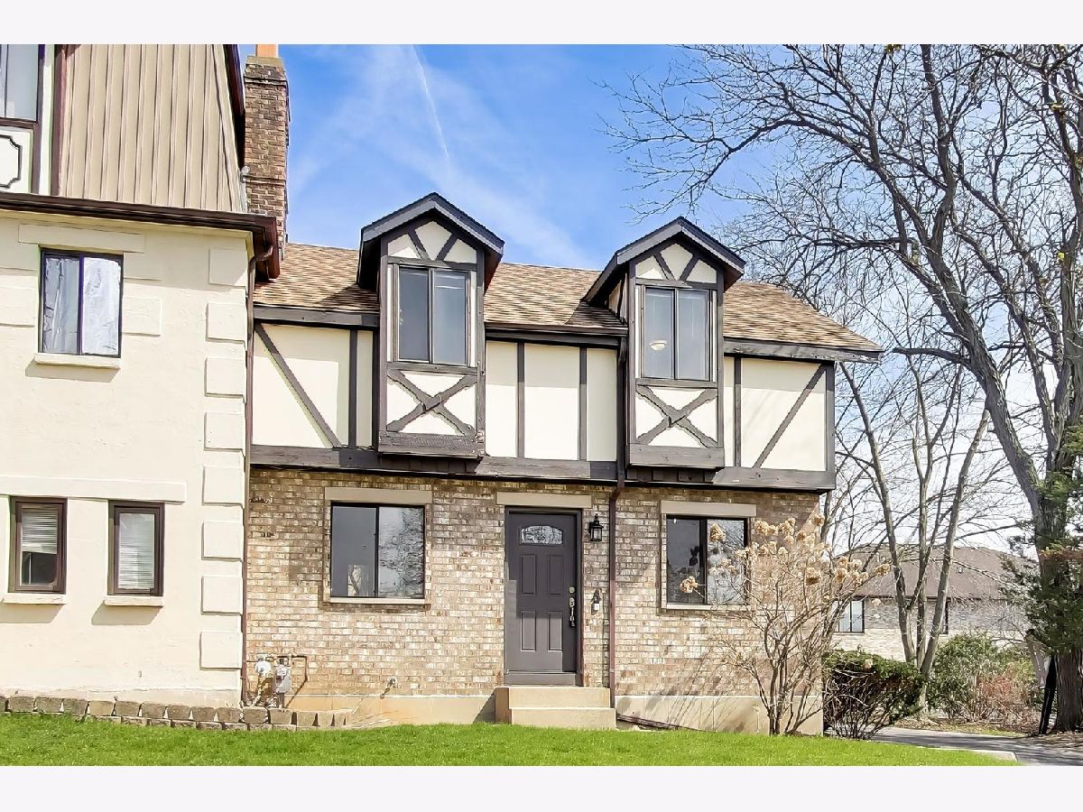  For Sale West Dundee Illinois, 828 Village Quarter Road