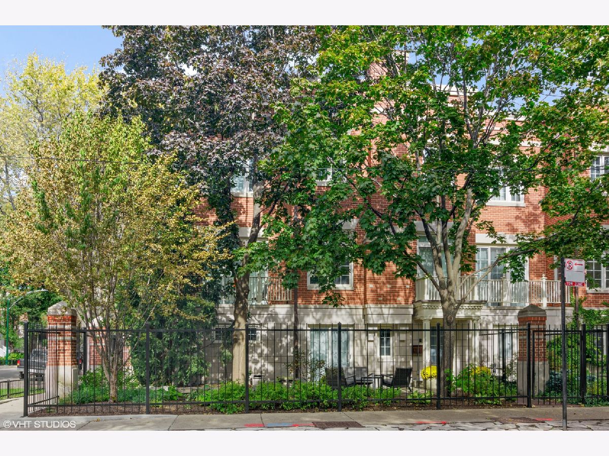 Townhomes & Condos & Homes Rented Embassy Club Chicago Illinois, 1450 Wrightwood