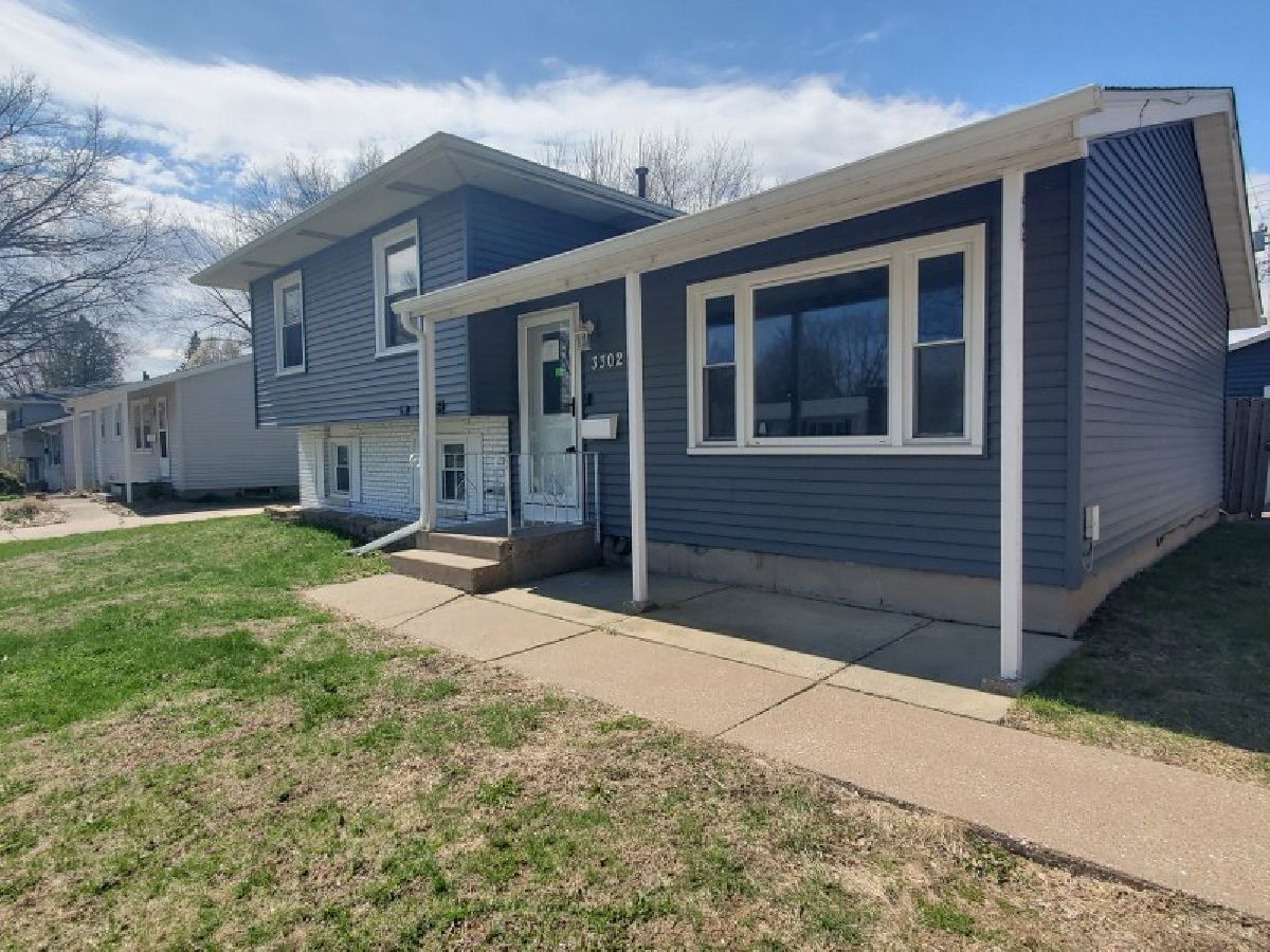  For Sale Bettendorf Iowa, 3302 Greenbrier Drive