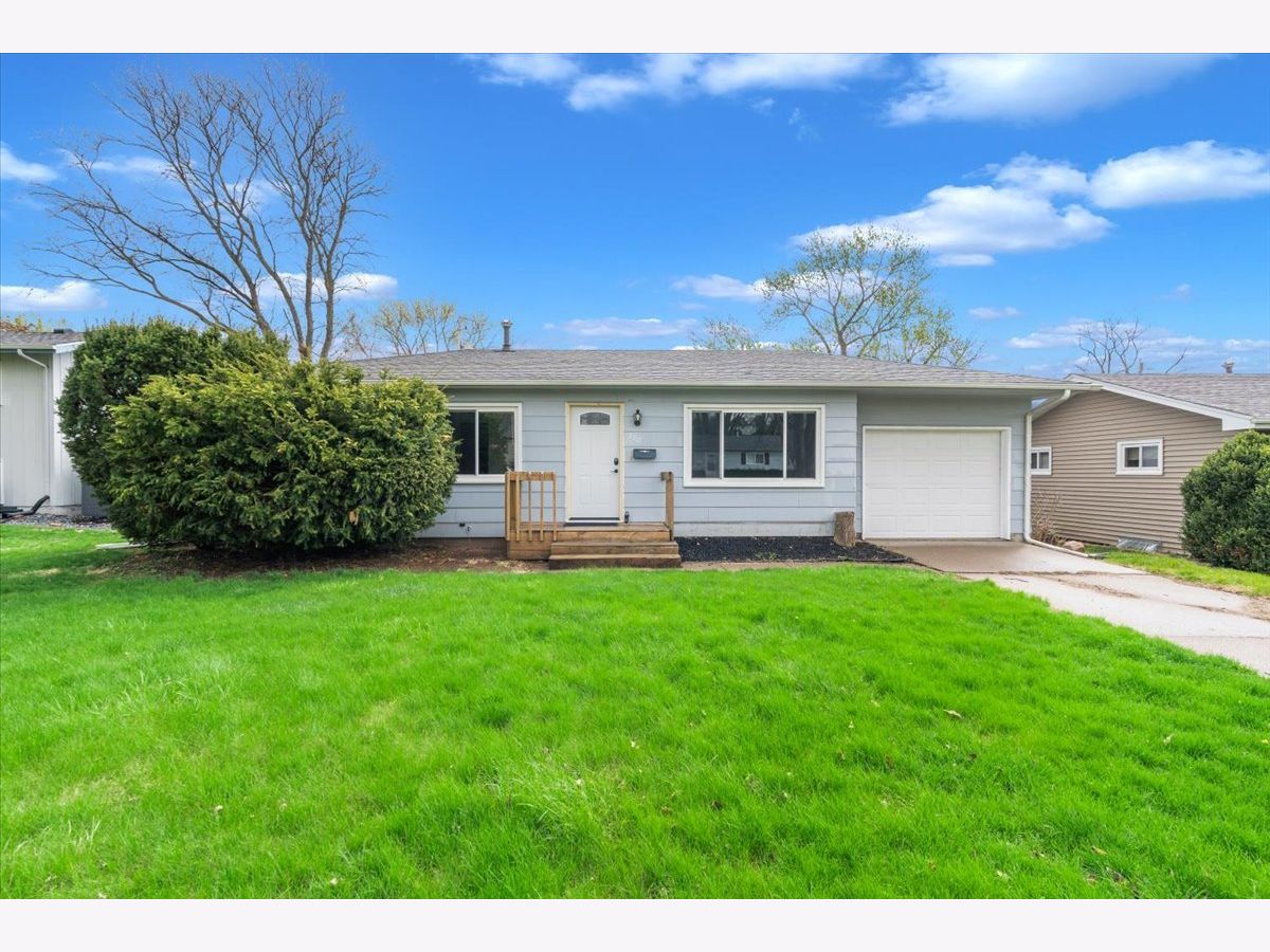  For Sale Bettendorf Iowa, 2707 Cypress Drive