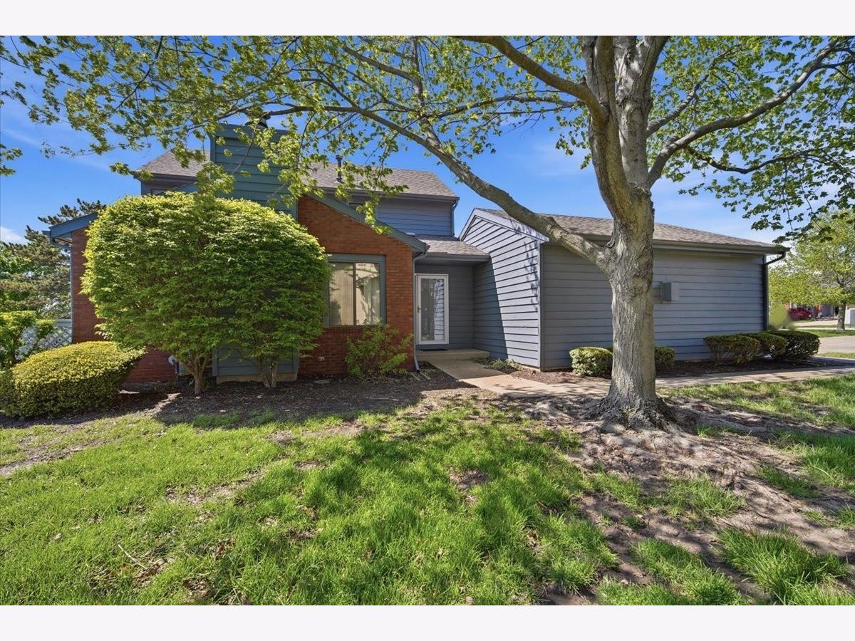 Homes & Condos & Townhomes For Sale Northpoint Bloomington Illinois, 2 Sun Pointe Court