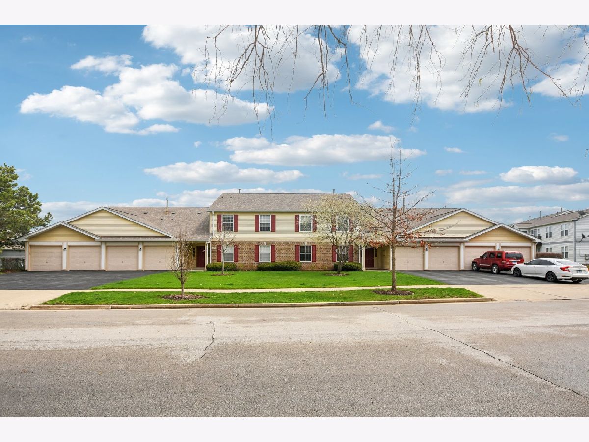  For Sale Elgin Illinois, 402 Woodview Circle