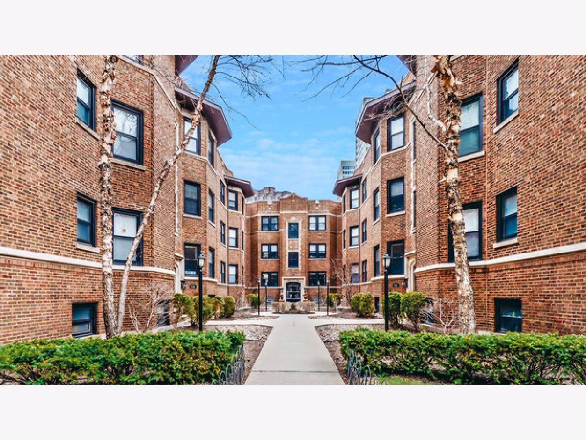 Condominiums Rented Cornelia By The Lake Chicago Illinois, 526 Cornelia