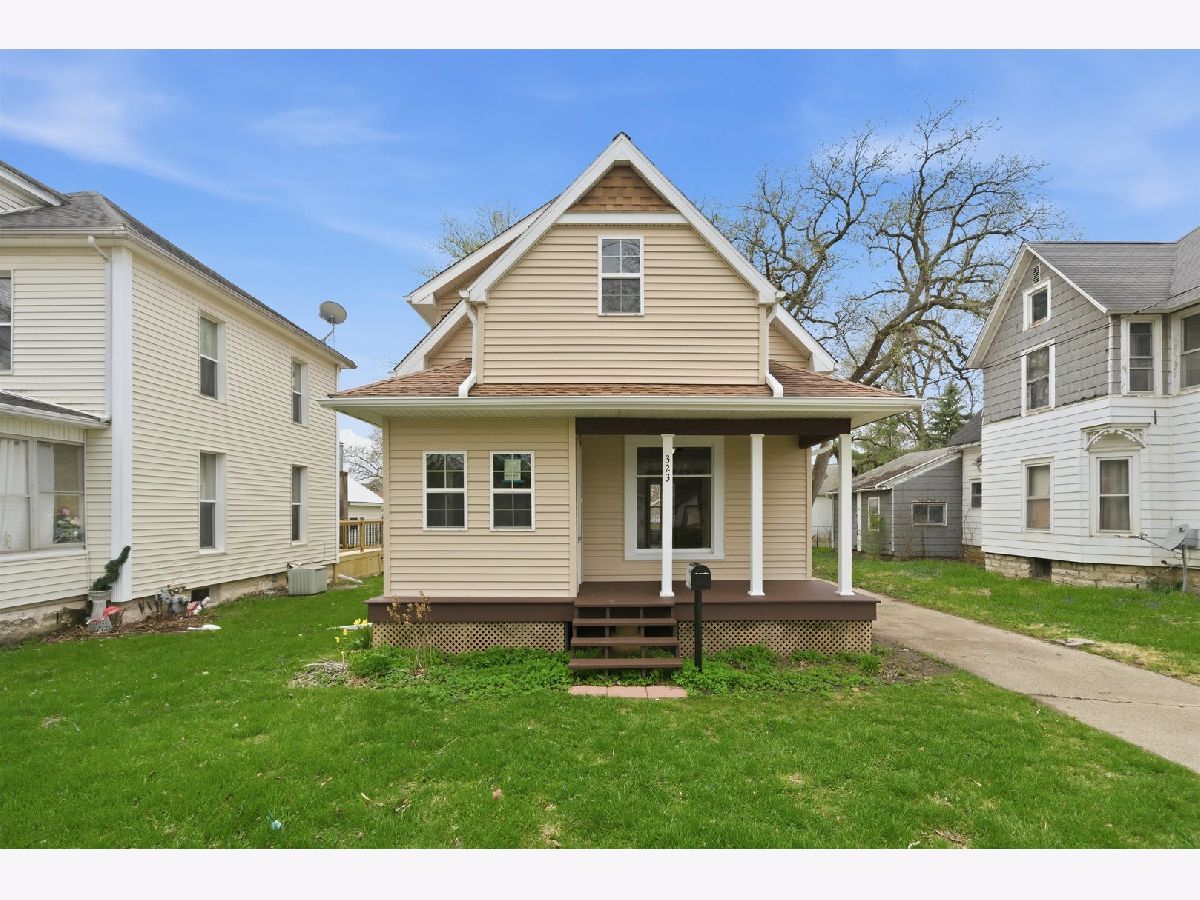  For Sale Dixon Illinois, 323 Douglas Avenue