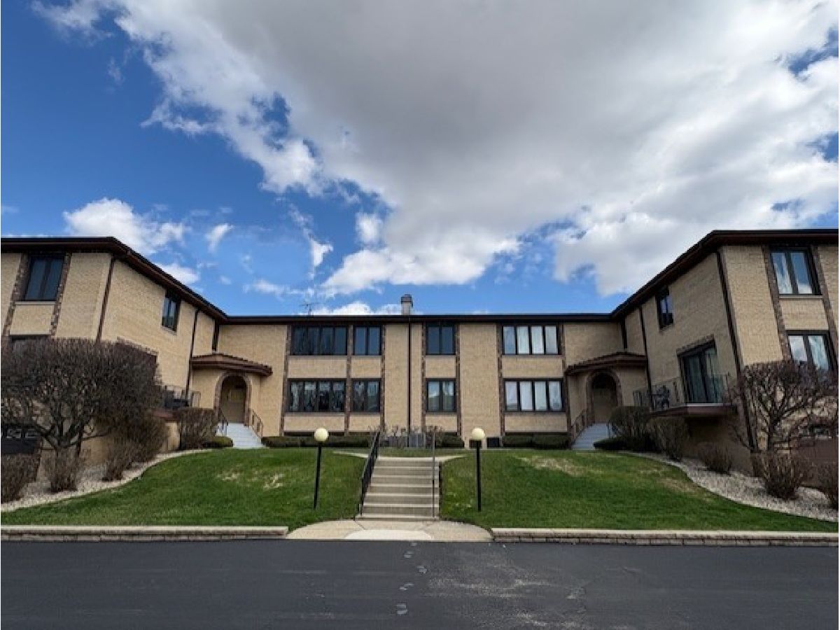 Townhomes & Condos For Sale Renvyle Condominiums Oak Lawn Illinois, 10355 Parkside Avenue