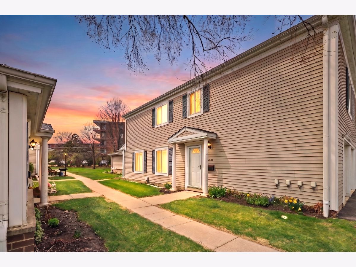  For Sale Prospect Heights Illinois, 1220 Cove Drive