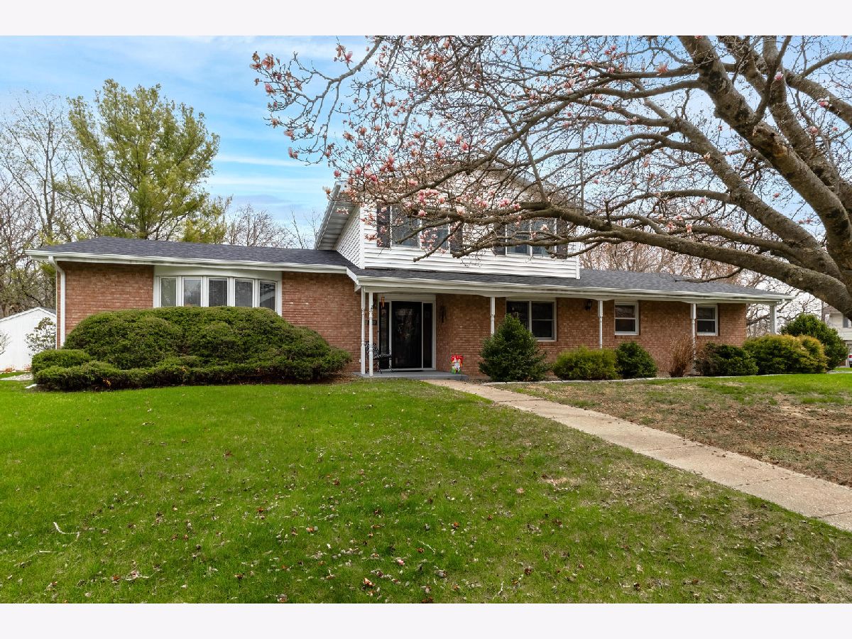  For Sale East Moline Illinois, 2339 Troy Drive