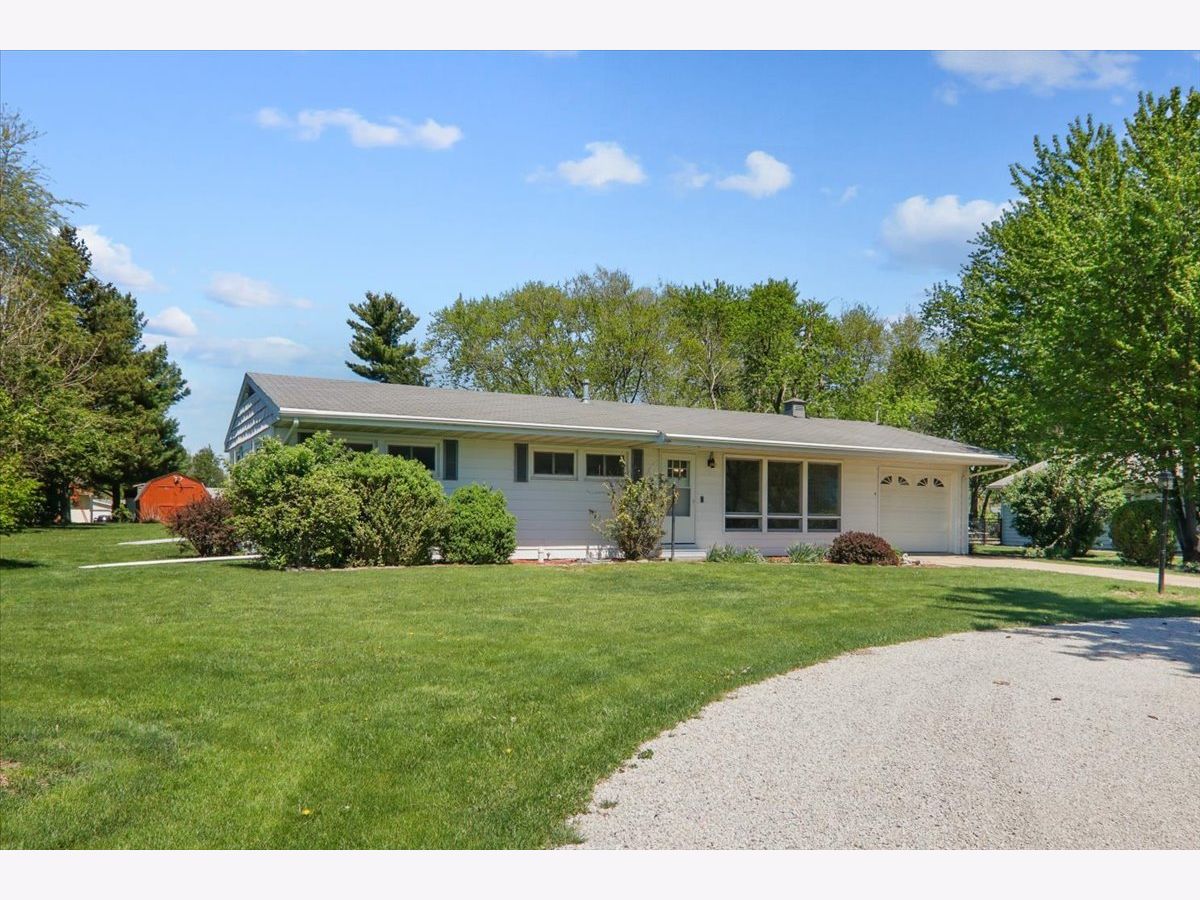 Homes For Sale Sherwood Bloomington Illinois, 204 Woodrig Road