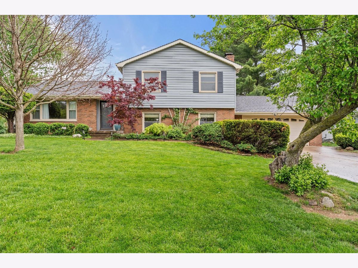 Homes For Sale Meadow Lake Mahomet Illinois, 208 Meadowhill Lane
