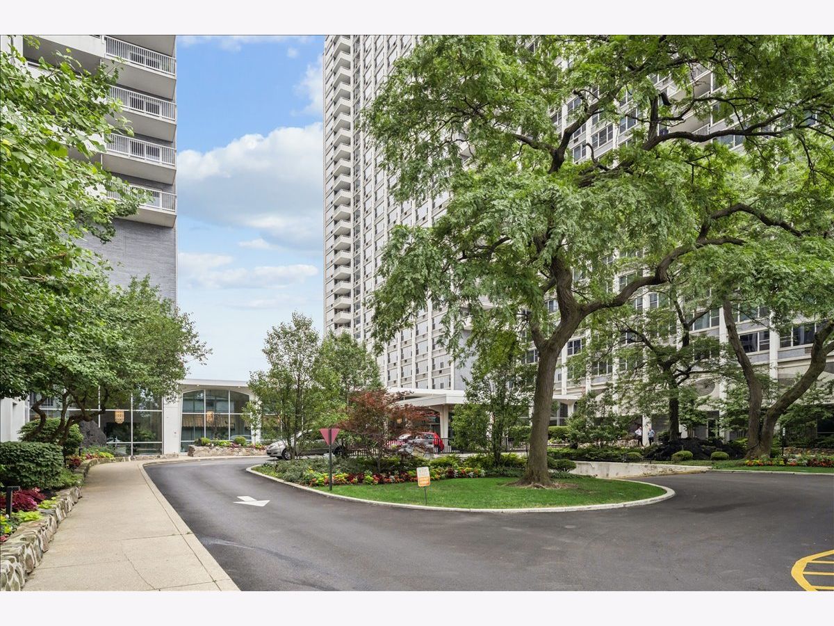 Condominiums For Sale Imperial Towers Chicago Illinois, 4250 Marine Drive