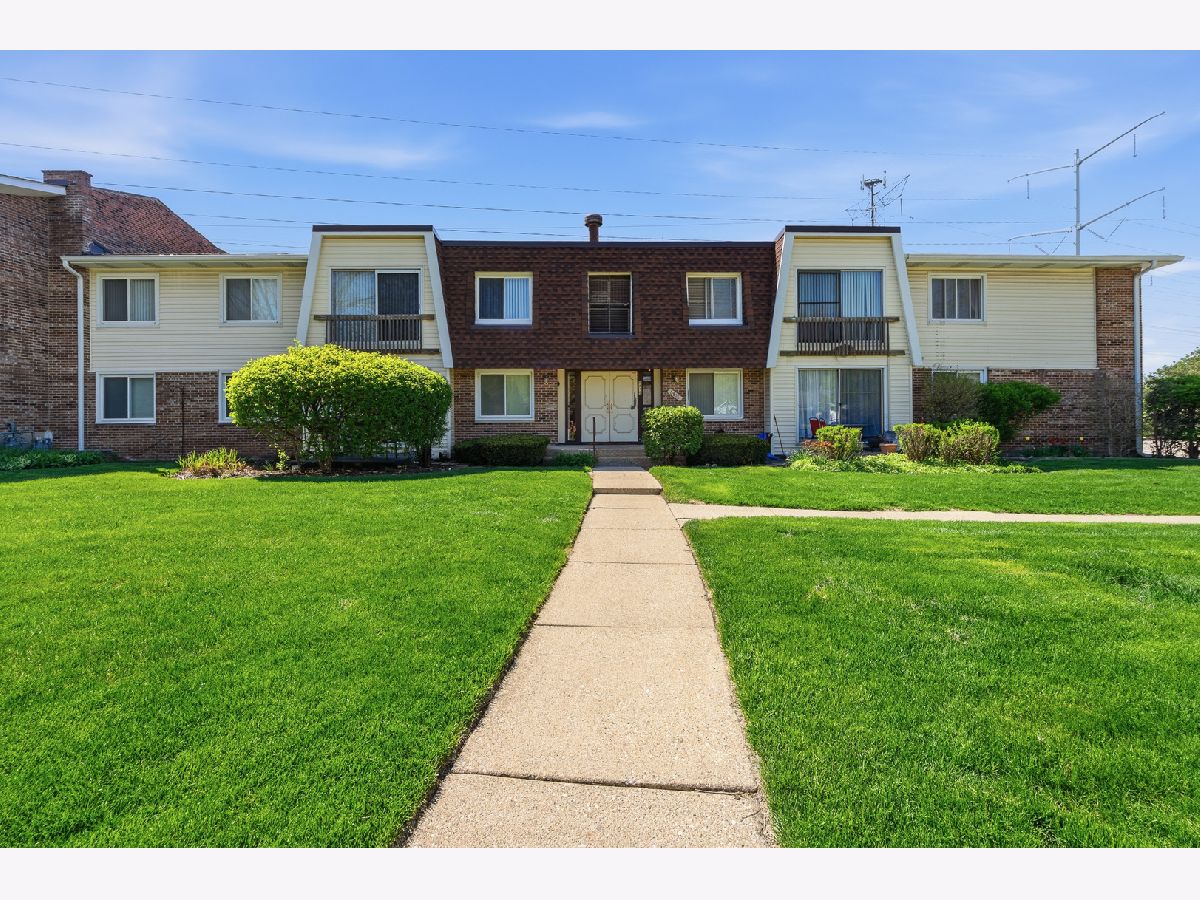  For Sale Woodridge Illinois, 6818 Roberts Drive