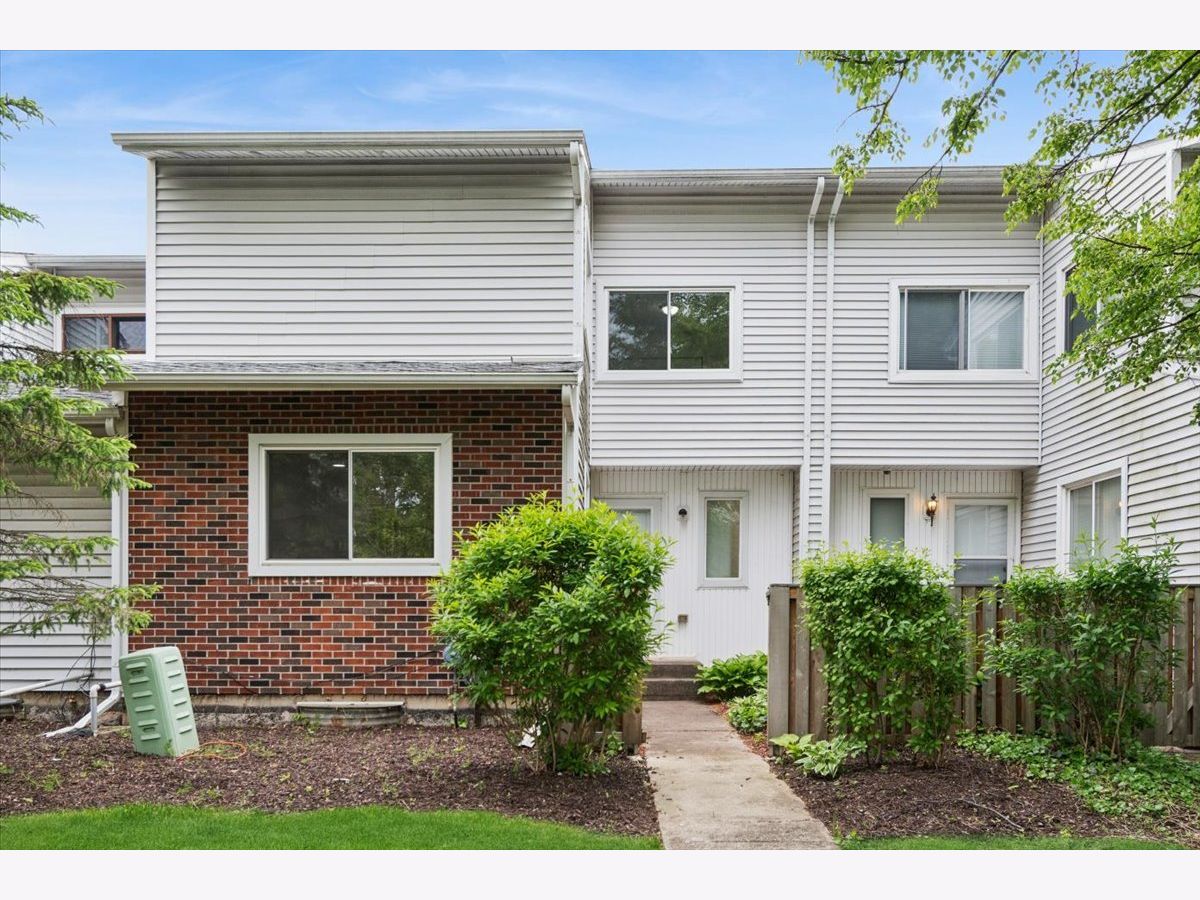 Homes & Townhomes & Condos For Sale Woodridge Center Woodridge Illinois, 16 Wintergreen Court