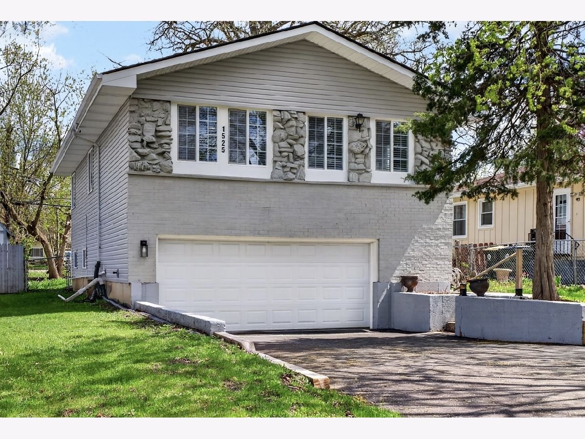  For Sale Round Lake Beach Illinois, 1525 Grove Drive