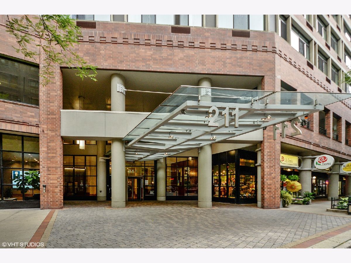 Condominiums For Rent Grand Ohio Chicago Illinois, 211 Ohio