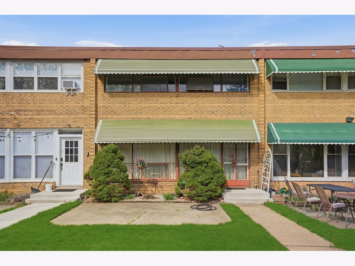  For Sale Chicago Illinois, 2711 Balmoral Avenue