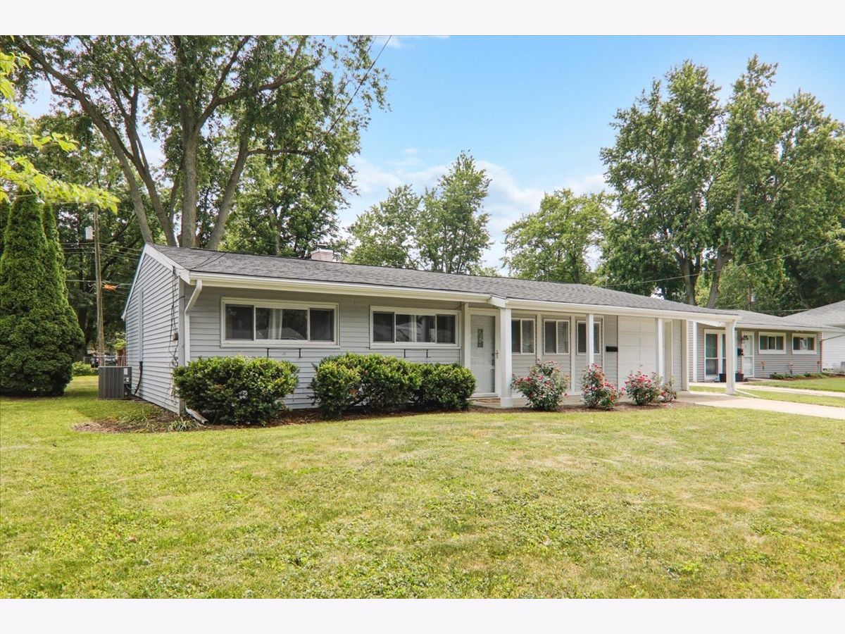 Homes & Condos & Townhomes For Sale Town & Country Bloomington Illinois, 2119 Peirce Avenue