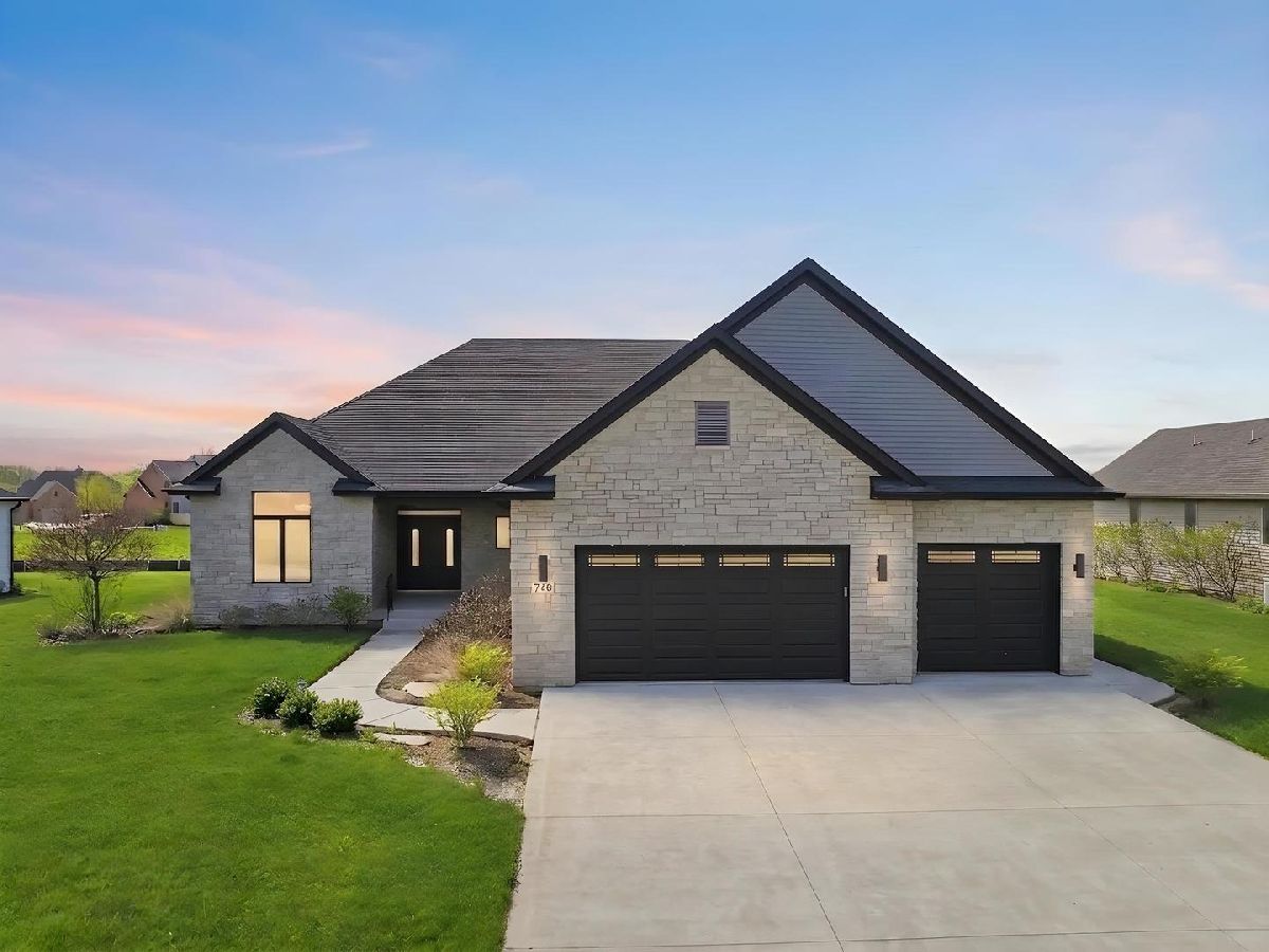  For Sale Sycamore Illinois, 718 Independence Avenue