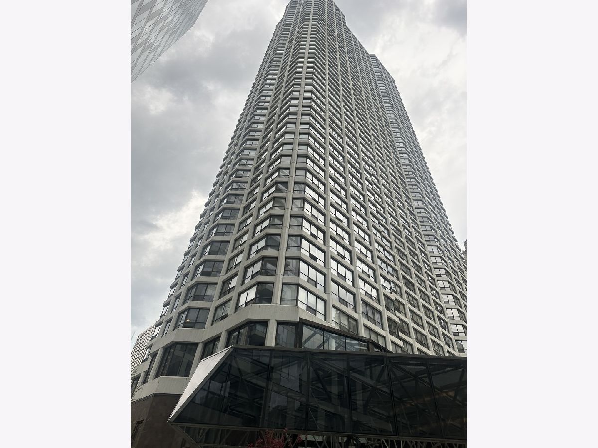 Condominiums For Rent River Plaza Chicago Illinois, 405 Wabash